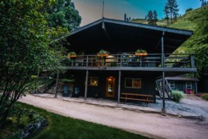 LARGER LODGING COUGAR RIVERSUITE ROOMS
