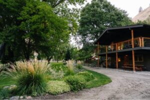 Riversuite (Upstairs) and Rooms (Below) at Mackay Bar Ranch